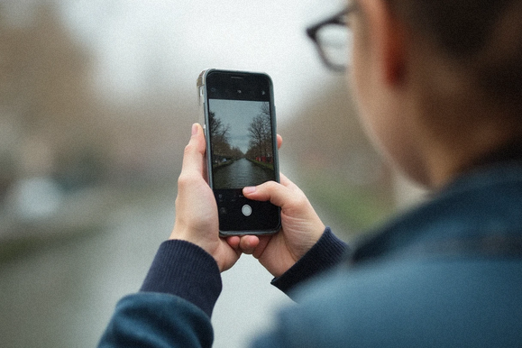 Persona tomando una foto con un smartphone